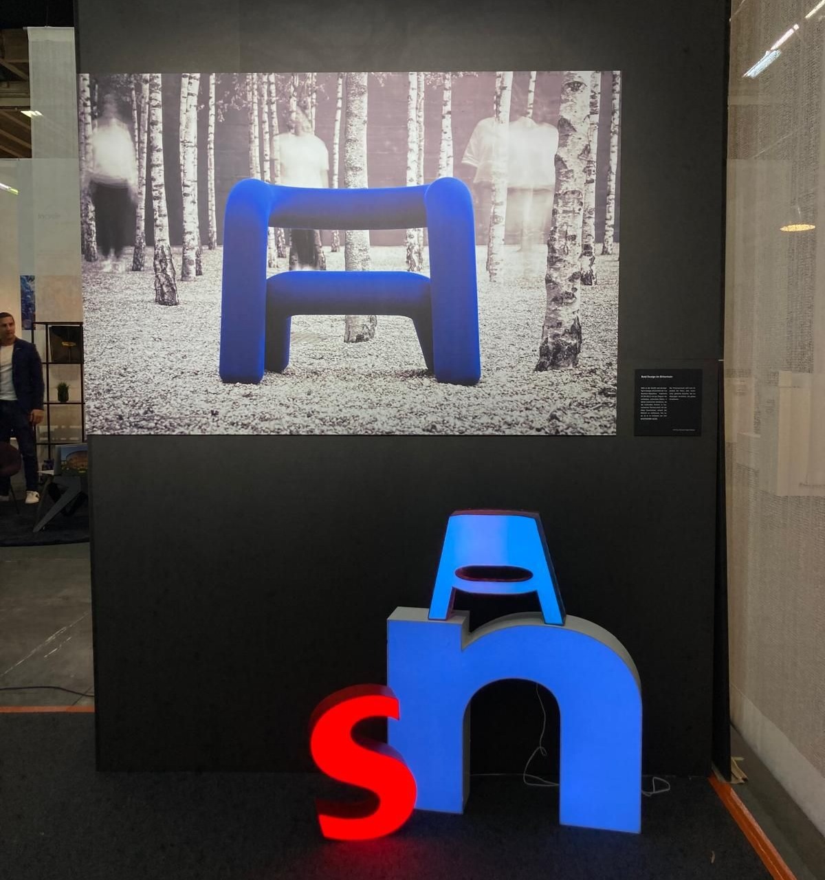 Studierende an der Designmesse neue räume 2024