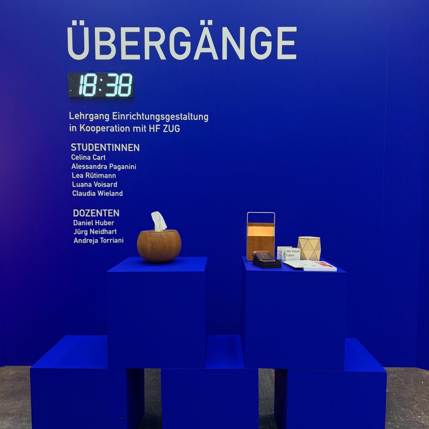 Einrichtungsgestalterinnen an der Designmesse neue räume 2026